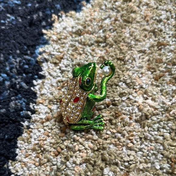 Frog Kissing the Pearl Trinket Ring Box Hinged Hand Painted Figurine Jewel NWOT - Picture 9 of 16